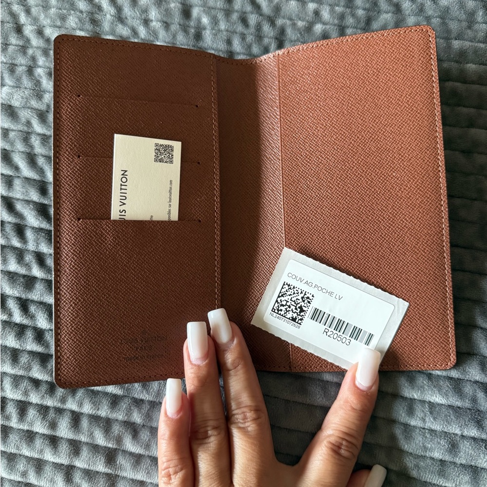 Louis Vuitton Monogram Agenda Cover Wallet - Picture 13 of 13